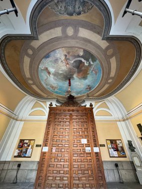 MADRID, İspanya - 12 AUG: Iglesia del Sacramento (Silahlı Kuvvetler Katedrali Kilisesi), 12 Ağustos 2024 tarihinde görüldüğü gibi, Madrid, İspanya.