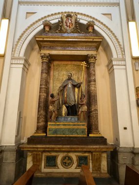 MADRID, İspanya - 12 AUG: Iglesia del Sacramento (Silahlı Kuvvetler Katedrali Kilisesi), 12 Ağustos 2024 tarihinde görüldüğü gibi, Madrid, İspanya.