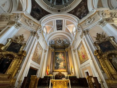MADRID, İspanya - 12 AUG: Iglesia del Sacramento (Silahlı Kuvvetler Katedrali Kilisesi), 12 Ağustos 2024 tarihinde görüldüğü gibi, Madrid, İspanya.