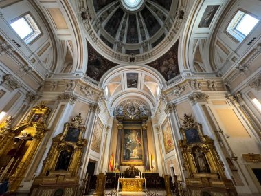 MADRID, İspanya - 12 AUG: Iglesia del Sacramento (Silahlı Kuvvetler Katedrali Kilisesi), 12 Ağustos 2024 tarihinde görüldüğü gibi, Madrid, İspanya.
