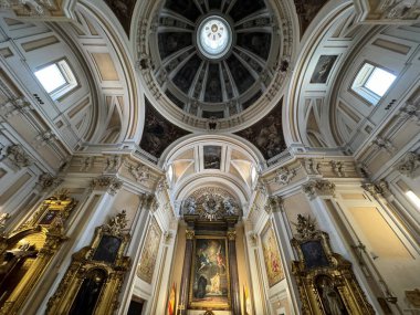 MADRID, İspanya - 12 AUG: Iglesia del Sacramento (Silahlı Kuvvetler Katedrali Kilisesi), 12 Ağustos 2024 tarihinde görüldüğü gibi, Madrid, İspanya.
