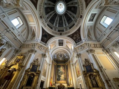 MADRID, İspanya - 12 AUG: Iglesia del Sacramento (Silahlı Kuvvetler Katedrali Kilisesi), 12 Ağustos 2024 tarihinde görüldüğü gibi, Madrid, İspanya.