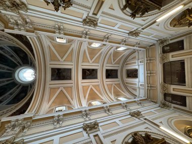 ADRID, İspanya - 12 AUG: Iglesia del Sacramento (Silahlı Kuvvetlerin Katedrali Kilisesi), 12 Ağustos 2024 tarihinde görüldüğü üzere, Madrid, İspanya.