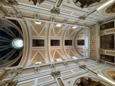 ADRID, İspanya - 12 AUG: Iglesia del Sacramento (Silahlı Kuvvetlerin Katedrali Kilisesi), 12 Ağustos 2024 tarihinde görüldüğü üzere, Madrid, İspanya.