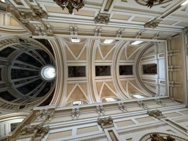 ADRID, İspanya - 12 AUG: Iglesia del Sacramento (Silahlı Kuvvetlerin Katedrali Kilisesi), 12 Ağustos 2024 tarihinde görüldüğü üzere, Madrid, İspanya.