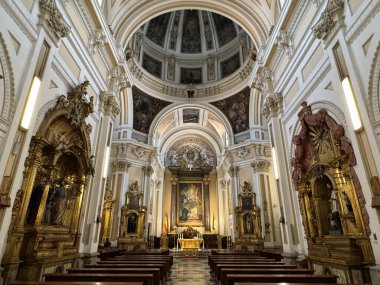 ADRID, İspanya - 12 AUG: Iglesia del Sacramento (Silahlı Kuvvetlerin Katedrali Kilisesi), 12 Ağustos 2024 tarihinde görüldüğü üzere, Madrid, İspanya.