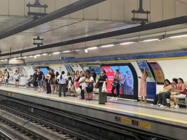 MADRID, İspanya - 12 Ağustos 2024 'te Madrid Metro İstasyonu' nda görüldüğü gibi.