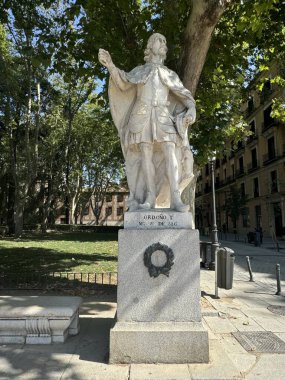 12 Ağustos 2024 'te İspanya' nın başkenti Madrid 'de bulunan Plaza de Oriente' deki İspanyol Hükümdarları Heykelleri.