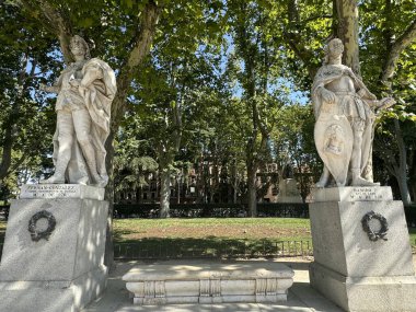 12 Ağustos 2024 'te İspanya' nın başkenti Madrid 'de bulunan Plaza de Oriente' deki İspanyol Hükümdarları Heykelleri.