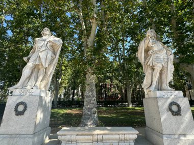 12 Ağustos 2024 'te İspanya' nın başkenti Madrid 'de bulunan Plaza de Oriente' deki İspanyol Hükümdarları Heykelleri.