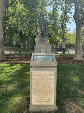 12 Ağustos 2024 'te İspanya' nın başkenti Madrid 'de bulunan Plaza de Oriente' deki İspanyol Hükümdarları Heykelleri.