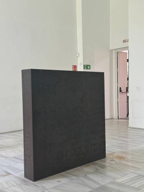 MADRID, İspanya - 12 AUG: Eşit-Paralel - Guernica-Bengasi, Richard Serra tarafından Madrid, İspanya 'daki Reina Sofia Müzesi' nde sergilenen sergi, 12 Ağustos 2024.