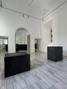 MADRID, İspanya - 12 AUG: Eşit-Paralel - Guernica-Bengasi, Richard Serra tarafından Madrid, İspanya 'daki Reina Sofia Müzesi' nde sergilenen sergi, 12 Ağustos 2024.