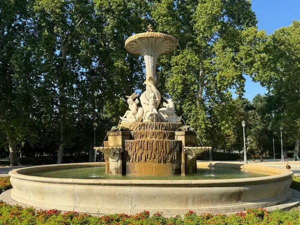 Madrid, İspanya 'daki El Retiro Parkı' ndaki Fuente de los Galapagos, 12 Ağustos 2024 'te görüldüğü gibi..