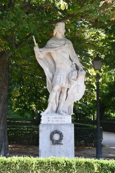 Madrid, İspanya 'daki El Retiro Parkı' nda 12 Ağustos 2024 'te Paseo de la Arjantin ya da Arjantin Gezinti Alanı ya da Paseo de las Estatuas ya da Walkway olarak da bilinir..