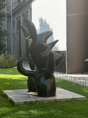 MADRİD, İSPAN - 12 AUG 2024 'te İspanya' nın Madrid kentindeki Reina Sofya Müzesi 'nde görülen heykel.