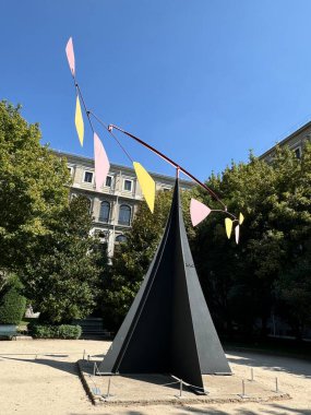 MADRİD, İSPAN - 12 AUG 2024 'te İspanya' nın Madrid kentindeki Reina Sofya Müzesi 'nde görülen heykel.