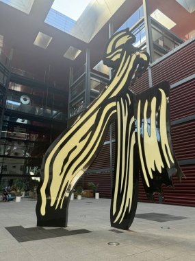 MADRİD, İSPAN - 12 AUG 2024 'te İspanya' nın Madrid kentindeki Reina Sofya Müzesi 'nde görülen heykel.