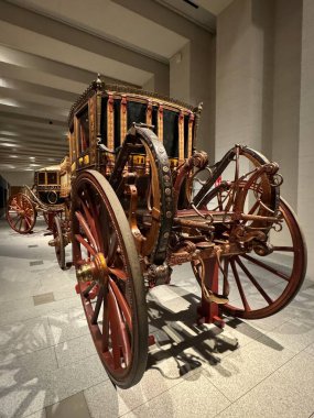 MADRID, İspanya - 12 AUG: In Motion - Taşımacılık ve Diğer Araçlar sergisi Madrid, İspanya 'daki Kraliyet Koleksiyonları Galerisi' nde, 12 Ağustos 2024 'te görüldüğü gibi.