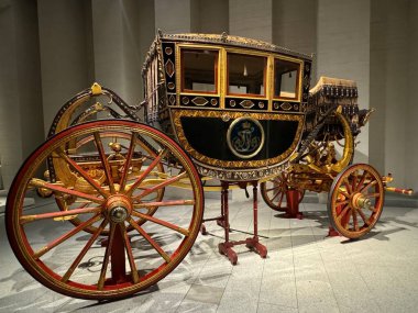 MADRID, İspanya - 12 AUG: In Motion - Taşımacılık ve Diğer Araçlar sergisi Madrid, İspanya 'daki Kraliyet Koleksiyonları Galerisi' nde, 12 Ağustos 2024 'te görüldüğü gibi.