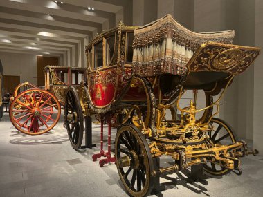 MADRID, İspanya - 12 AUG: In Motion - Taşımacılık ve Diğer Araçlar sergisi Madrid, İspanya 'daki Kraliyet Koleksiyonları Galerisi' nde, 12 Ağustos 2024 'te görüldüğü gibi.