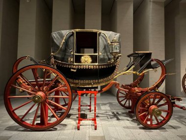 MADRID, İspanya - 12 AUG: In Motion - Taşımacılık ve Diğer Araçlar sergisi Madrid, İspanya 'daki Kraliyet Koleksiyonları Galerisi' nde, 12 Ağustos 2024 'te görüldüğü gibi.