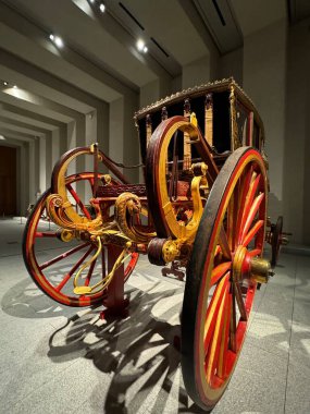 MADRID, İspanya - 12 AUG: In Motion - Taşımacılık ve Diğer Araçlar sergisi Madrid, İspanya 'daki Kraliyet Koleksiyonları Galerisi' nde, 12 Ağustos 2024 'te görüldüğü gibi.