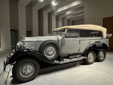 MADRID, İspanya - 12 AUG: In Motion - Taşımacılık ve Diğer Araçlar sergisi Madrid, İspanya 'daki Kraliyet Koleksiyonları Galerisi' nde, 12 Ağustos 2024 'te görüldüğü gibi.