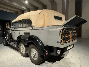 MADRID, İspanya - 12 AUG: In Motion - Taşımacılık ve Diğer Araçlar sergisi Madrid, İspanya 'daki Kraliyet Koleksiyonları Galerisi' nde, 12 Ağustos 2024 'te görüldüğü gibi.