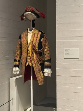 MADRID, İspanya - 12 AUG: In Motion - Taşımacılık ve Diğer Araçlar sergisi Madrid, İspanya 'daki Kraliyet Koleksiyonları Galerisi' nde, 12 Ağustos 2024 'te görüldüğü gibi.