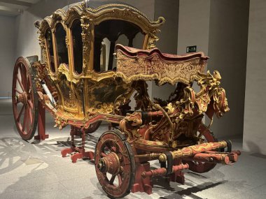 MADRID, İspanya - 12 AUG: In Motion - Taşımacılık ve Diğer Araçlar sergisi Madrid, İspanya 'daki Kraliyet Koleksiyonları Galerisi' nde, 12 Ağustos 2024 'te görüldüğü gibi.