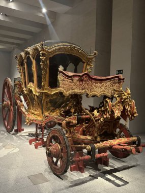 MADRID, İspanya - 12 AUG: In Motion - Taşımacılık ve Diğer Araçlar sergisi Madrid, İspanya 'daki Kraliyet Koleksiyonları Galerisi' nde, 12 Ağustos 2024 'te görüldüğü gibi.