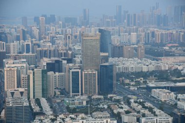 ABU DHABI, BAE - 1 Ocak 2024 'te Abu Dabi, BAE' deki Conrad Otel 'de saat 300' de gözlem güvertesinden şehrin havadan görüntüsü.