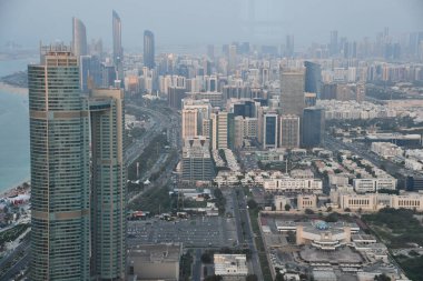 ABU DHABI, BAE - 1 Ocak 2024 'te Abu Dabi, BAE' deki Conrad Otel 'de saat 300' de gözlem güvertesinden şehrin havadan görüntüsü.