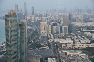ABU DHABI, BAE - 1 Ocak 2024 'te Abu Dabi, BAE' deki Conrad Otel 'de saat 300' de gözlem güvertesinden şehrin havadan görüntüsü.