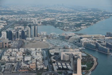 ABU DHABI, BAE - 1 Ocak 2024 'te Abu Dabi, BAE' deki Conrad Otel 'de saat 300' de gözlem güvertesinden şehrin havadan görüntüsü.