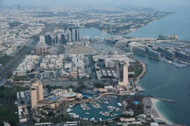 ABU DHABI, BAE - 1 Ocak 2024 'te Abu Dabi, BAE' deki Conrad Otel 'de saat 300' de gözlem güvertesinden şehrin havadan görüntüsü.