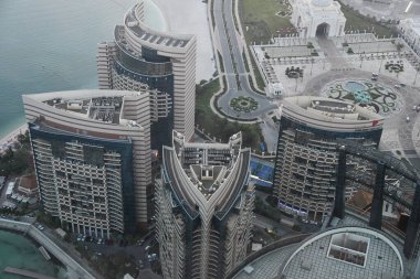 ABU DHABI, BAE - 1 Ocak 2024 'te Abu Dabi, BAE' deki Conrad Otel 'de saat 300' de gözlem güvertesinden şehrin havadan görüntüsü.