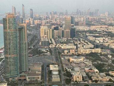 ABU DHABI, BAE - 1 Ocak 2024 'te Abu Dabi, BAE' deki Conrad Otel 'de saat 300' de gözlem güvertesinden şehrin havadan görüntüsü.