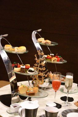 ABU DHABI, BAE - 1 Ocak 2024 'te görüldüğü üzere, Abu Dabi, BAE' deki Conrad Otel 'de saat 300' de, Gözlem Güvertesinde Öğleden Sonra Çayı.