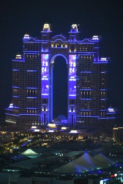 ABU DHABI, BAE - 1 Ocak 2024 'te Abu Dabi, BAE' deki Conrad Oteli 'nde Fairmont Marina Konutları' nın 300 numaralı gözlem güvertesinden görüntüsü.