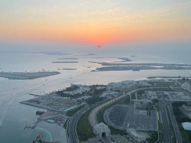 ABU DHABI, BAE - 1 Ocak 2024 'te Abu Dabi, BAE' deki Conrad Oteli 'nde saat 300' de gözlem güvertesinden gün batımı görüntüsü.