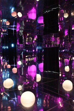 ABU DHABI, BAE - 1 Ocak 2024 'te Abu Dabi, BAE' deki Louvre Müzesinde Çocuk Müzesi sergisi.