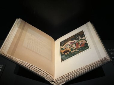 ABU DHABI, BAE - 1 Ocak 2024 'te Abu Dabi, BAE' deki Louvre Müzesinde İslam İlham ve Modern Tasarım sergisi.