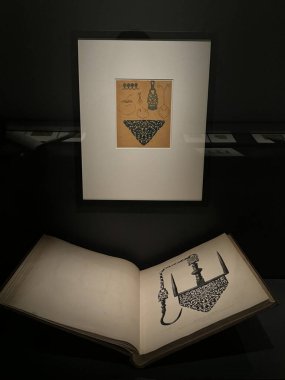 ABU DHABI, BAE - 1 Ocak 2024 'te Abu Dabi, BAE' deki Louvre Müzesinde İslam İlham ve Modern Tasarım sergisi.