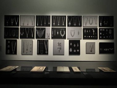 ABU DHABI, BAE - 1 Ocak 2024 'te Abu Dabi, BAE' deki Louvre Müzesinde İslam İlham ve Modern Tasarım sergisi.