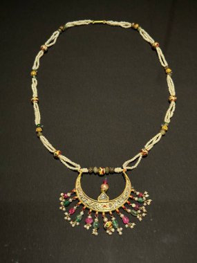 ABU DHABI, BAE - 1 Ocak 2024 'te Abu Dabi, BAE' deki Louvre Müzesinde İslam İlham ve Modern Tasarım sergisi.