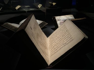 ABU DHABI, BAE - 1 Ocak 2024 'te Abu Dabi, BAE' deki Louvre Müzesinde Işık Mektupları sergisi.