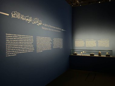 ABU DHABI, BAE - 1 Ocak 2024 'te Abu Dabi, BAE' deki Louvre Müzesinde Işık Mektupları sergisi.