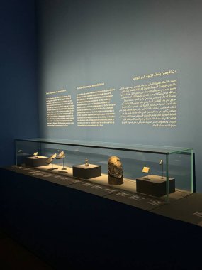 ABU DHABI, BAE - 1 Ocak 2024 'te Abu Dabi, BAE' deki Louvre Müzesinde Işık Mektupları sergisi.